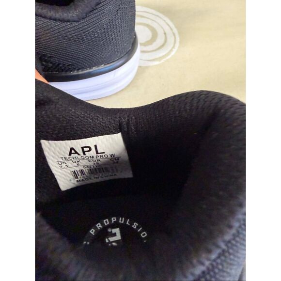 Athletic_Shoes